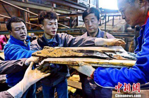 圖為南昌西漢海昏侯墓主槨室考古發(fā)掘現(xiàn)場出土了一組漆器“屏風(fēng)”。　郭晶 攝