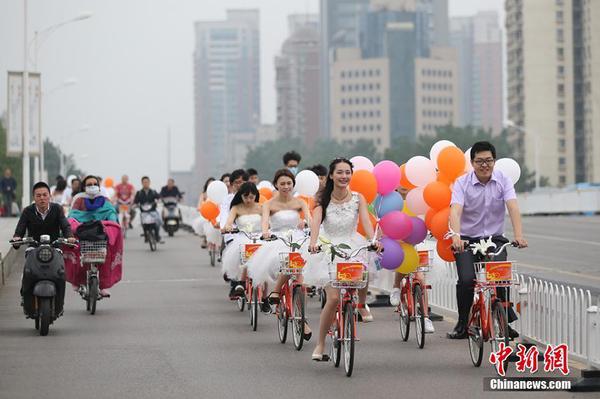 5月20日，南京90后小伙張龔亦騎著公共自行車(chē)迎接新娘徐思圓，在當(dāng)?shù)毓沧孕熊?chē)形象大使、江蘇廣播主持人楊曉的策劃組織下，在“520”（我愛(ài)你的諧音）這一天用綠色環(huán)保、低碳出行的方式來(lái)表達(dá)愛(ài)情，表達(dá)對(duì)生活的這座城市的熱愛(ài)。