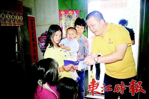 黃元盛探望貧困兒童。