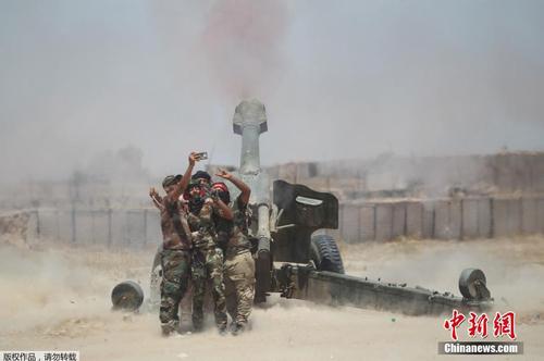 圖為伊拉克軍隊士兵在重炮前自拍。
