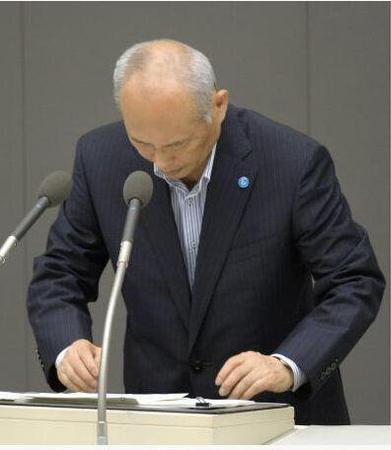 日東京都知事道歉 花2億公款出游只想一次鞠躬道歉了事