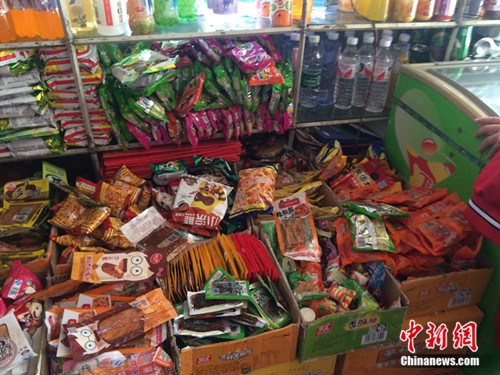 北京某學(xué)校附近超市的各種零食。<a target='_blank' href='http://www.chinanews.com/' >中新網(wǎng)</a> 邱宇 攝