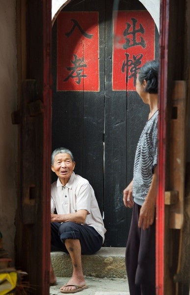 5月27日，埭美村兩位老人在午后閑聊