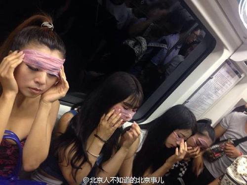 女子地鐵上拿安全套當面膜 被指低俗營銷(圖)