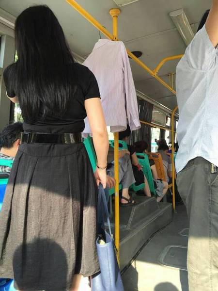 年輕女子在公交車廂內(nèi)晾曬衣服