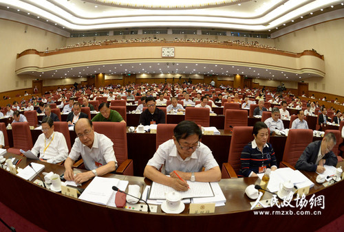全國政協(xié)十二屆常委會第十六次會議全體會議23日在京舉行，15位常委和委員圍繞“實施精準扶貧、精準脫貧，提高扶貧實效”做大會發(fā)言。本報記者齊波攝