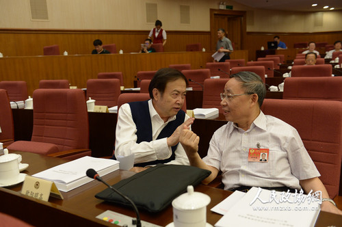 全國政協(xié)十二屆常委會第十六次會議全體會議23日在京舉行，15位常委和委員圍繞“實施精準扶貧、精準脫貧，提高扶貧實效”做大會發(fā)言。本報記者齊波攝3