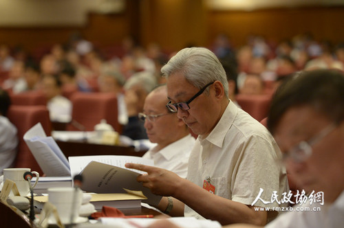 全國政協(xié)十二屆常委會第十六次會議全體會議23日在京舉行，15位常委和委員圍繞“實施精準扶貧、精準脫貧，提高扶貧實效”做大會發(fā)言。本報記者齊波攝2