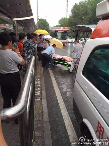 該居民表示，在三人打斗過程中，一名拉架的人也被刺中身亡，兇手隨后沿附近天橋逃走，但以上說法尚未獲得警方證實。目前，京華時報記者正在全速趕往現(xiàn)場。