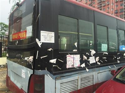 郭公莊幸福家園西門外，路側(cè)停有一輛廢棄公交車。車內(nèi)醒目位置貼著公交593路線路圖。新京報記者