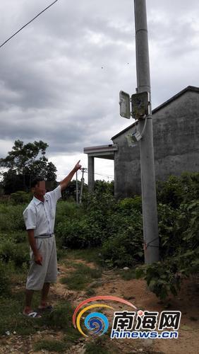 雷電擊壞電線桿和配電盒。