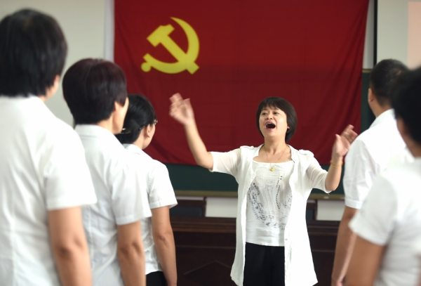 新華社照片，大廠（河北），2016年6月30日
    巡回黨課迎“七一”
    6月30日，在河北省大廠回族自治縣大廠二中舉辦的“巡回宣講堂”上，參加培訓(xùn)的黨員教師在合唱歌曲《沒有共產(chǎn)黨就沒有新中國》。
    在“兩學(xué)一做”學(xué)習(xí)教育中，河北省大廠回族自治縣針對機(jī)關(guān)事業(yè)單位黨組織、農(nóng)村社區(qū)黨組織、非公企業(yè)黨組織開辦“巡回宣講堂”，組織宣講團(tuán)教師和宣講助學(xué)員，通過集中、巡回和分散式相結(jié)合的形式開展宣講，力求深入到全縣每一個角落，實現(xiàn)宣講工作全覆蓋。
    新華社記者 李曉果攝