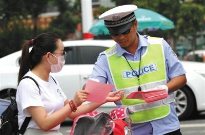 近日，江蘇灌云交警在街邊派發(fā)“優(yōu)惠券”。