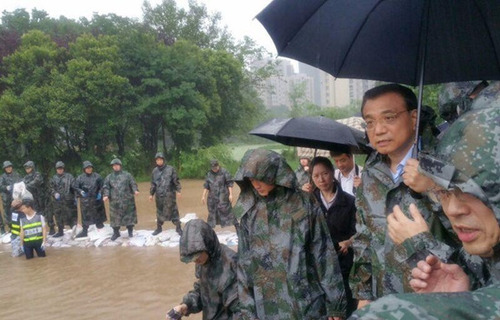 李克強冒大雨急赴武漢長江干堤管涌現(xiàn)場指揮搶險救災