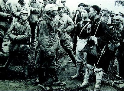 游擊隊(duì)員向解放軍報(bào)告敵人動(dòng)向