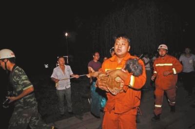 所幸落井女童狀態(tài)很好，百余警民連夜施救，至今晨4時(shí)20分許妞妞終被救出。