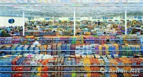 Andreas Gursky（安德烈亞斯?古爾斯基）《99 Cent II Diptychon》（《99美分》）（2001），2007年2月在倫敦蘇富比拍賣會拍得335萬美元。