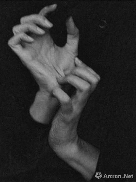 Alfred Stieglitz 《Georgia O’Keeffe （Hands） 》（1919），2006年2月在紐約蘇富比拍賣會拍得147萬美元。