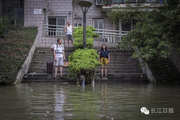 六旬老人水中送人