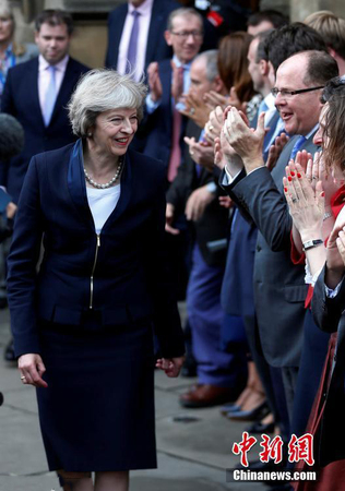 英國(guó)誕生第二任女首相 特雷莎·梅將接替卡梅倫3