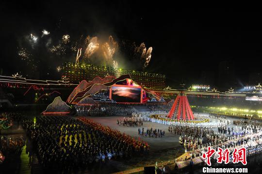黔東南苗族侗族自治州建州60周年慶祝大會暨2016首屆“中國民族文化旅游·黔東南峰會”文藝演出活動23日晚舉行?！≠R俊怡 攝