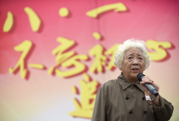 新華社照片，丹東（遼寧），2016年7月29日
    老戰(zhàn)士相聚鴨綠江畔迎“八一”
    7月29日，志愿軍老戰(zhàn)士在活動中朗誦詩歌。
    當日，30名志愿軍老戰(zhàn)士來到丹東鴨綠江斷橋，與丹東邊防支隊機動大隊的官兵共同開展主題為“不忘初心 攜手同行”的迎“八一”活動。活動中老戰(zhàn)士們與邊防官兵共同表演文藝節(jié)目，并在邊防官兵的陪同下走上鴨綠江斷橋重溫當年出征的情景。
    新華社記者 潘昱龍 攝