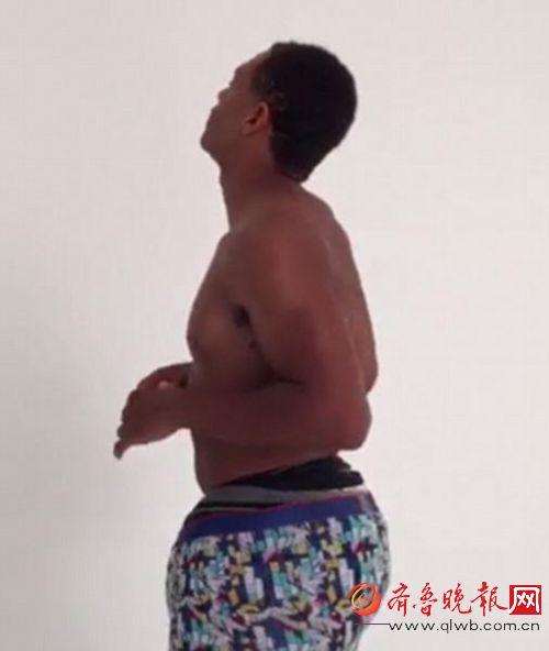 外國(guó)男子直播穿100條內(nèi)褲 稱