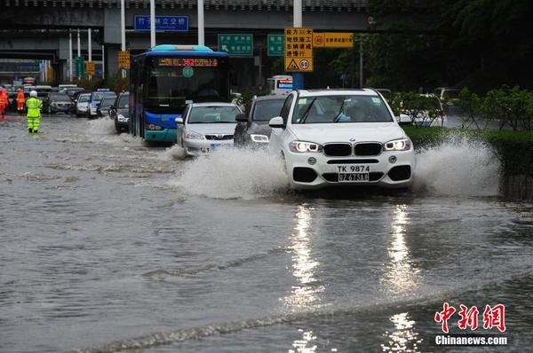 臺(tái)風(fēng)“妮妲”來(lái)襲 深圳部分路段積水交通受阻