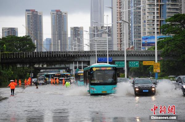 臺風(fēng)“妮妲”來襲 深圳部分路段積水交通受阻