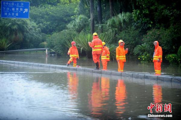 臺(tái)風(fēng)“妮妲”來襲 深圳部分路段積水交通受阻