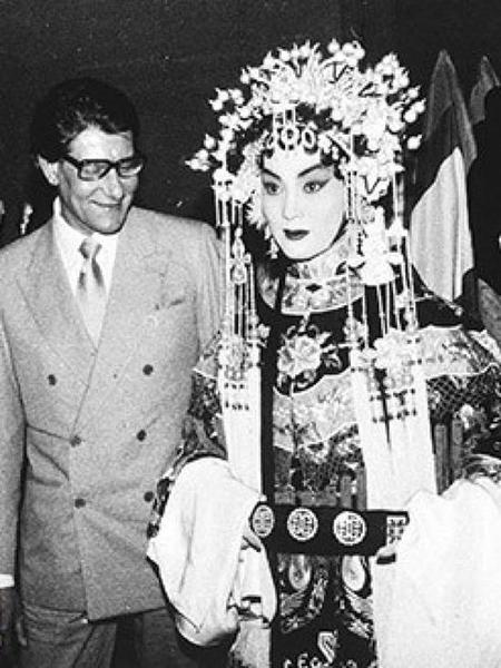 Yves Saint Laurent在上世紀(jì)八十年代初訪問中國(guó)時(shí)與京劇表演藝術(shù)家在后臺(tái)的合影