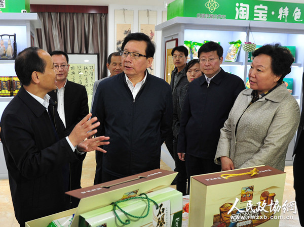 甘肅省政協(xié)主席馮健身在聯(lián)系縣甘谷縣調(diào)研精準(zhǔn)扶貧工作