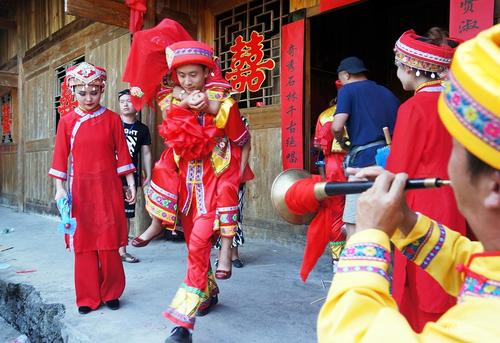 2016年8月13日，一年一度的土家族特色相親節(jié)--恩施女兒會舉行，超過8萬人觀看了土家族特色的定親儀式、迎親儀式和婚禮儀式。被譽為“東方情人節(jié)”的女兒會，是土家族人民自己的七夕節(jié)，距今已有數(shù)百年的歷史。萬李 蔣盼