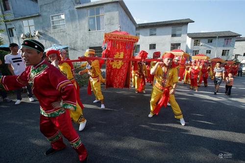 女兒會(huì)分為對(duì)歌相親、考驗(yàn)定親、拔河爭(zhēng)親、拜堂成親四部分。