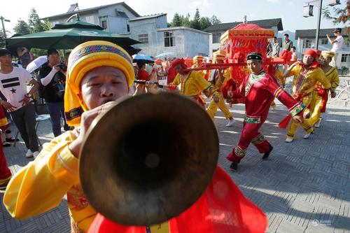 迎親隊伍在表演。