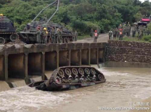 臺陸軍564旅16日在屏東操演時，一輛CM11戰(zhàn)車疑因雨天路滑，翻覆至5米深的網(wǎng)沙溪，車上5人，除駕駛逃生外，其余4人送醫(yī)搶救后不治。
