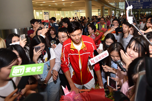 8月16日，中國游泳隊(duì)結(jié)束里約奧運(yùn)征程抵京。圖為寧澤濤被媒體和粉絲圍堵。記者 齊波 攝