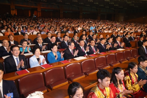 8月18日晚，第五屆全國少數(shù)民族文藝會演開幕式文藝晚會在北京人民大會堂隆重舉行，習近平、李克強、俞正聲、劉云山等黨和國家領(lǐng)導人出席觀看。姚大偉