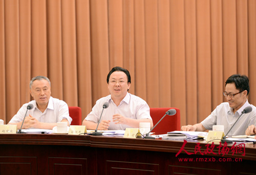 圖③中科院副院長譚鐵?；貞?yīng)委員發(fā)言。 本報記者 姜貴東 攝