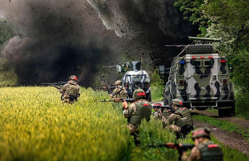 烏政府軍車隊在麥田中遭到伏擊。