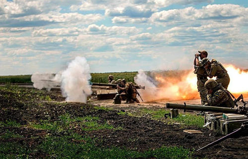 烏軍無后坐力炮陣地依次開火。