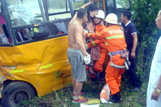 水泥罐車(chē)與校車(chē)相撞3人死亡22人受傷村民從家中拿出被子幫忙將傷者抬到路邊