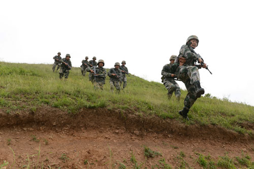 資料圖：陸軍第39集團軍某紅軍旅官兵在演習(xí)中發(fā)起沖鋒