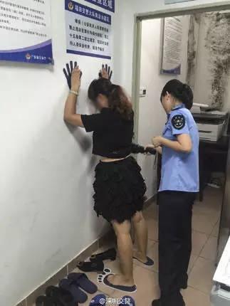 女司機(jī)不滿交通處罰 罰單上簽字