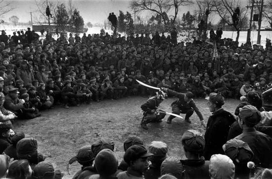 1957年，在北京北郊的村子里，由工農(nóng)合作社組織的慶祝農(nóng)歷新年的表演，由京劇演員和農(nóng)民共同參演。