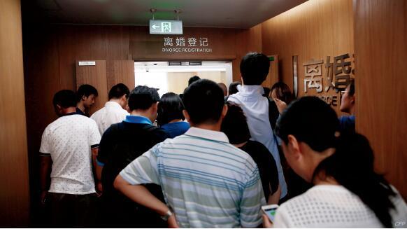 p28-盡管上海市住建委于8 月29 日辟謠“購房信貸新政傳言”，30 日上海徐匯區(qū)民政局離婚登