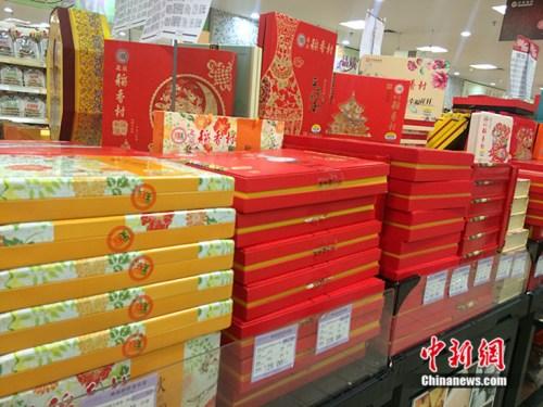 月餅新標(biāo)準(zhǔn)出臺迎首個中秋 市場新舊版本包裝并存