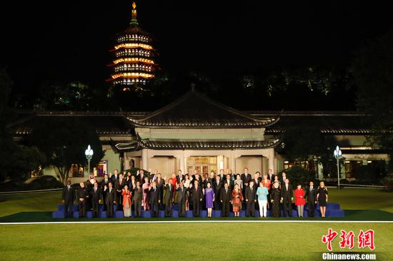 9月4日，國(guó)家主席習(xí)近平和夫人彭麗媛在杭州西子賓館舉行宴會(huì)，歡迎出席二十國(guó)集團(tuán)領(lǐng)導(dǎo)人杭州峰會(huì)的外方代表團(tuán)團(tuán)長(zhǎng)及所有嘉賓。圖為習(xí)近平和彭麗媛同外方代表團(tuán)團(tuán)長(zhǎng)及其配偶在室外草坪合影留念。 <a target='_blank' href='http://www.chinanews.com/'>中新社</a>記者 盛佳鵬 攝