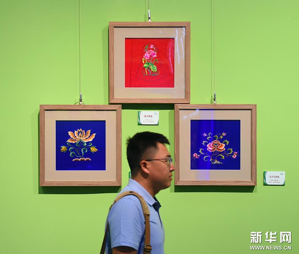 9月5日，觀眾從一組蒙古族傳統(tǒng)刺繡作品前走過。