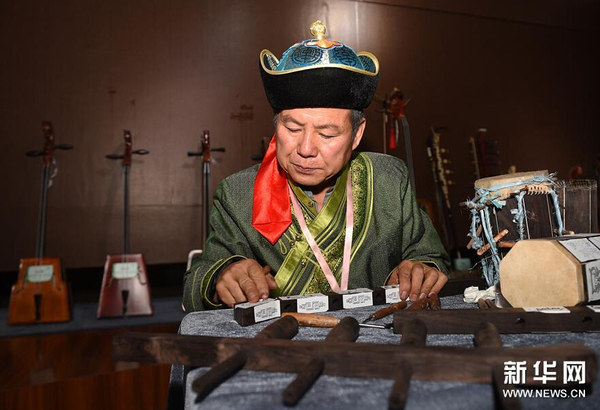 9月5日，內(nèi)蒙古自治區(qū)級傳承人胡慶海展示蒙古族拉弦樂器制作過程。